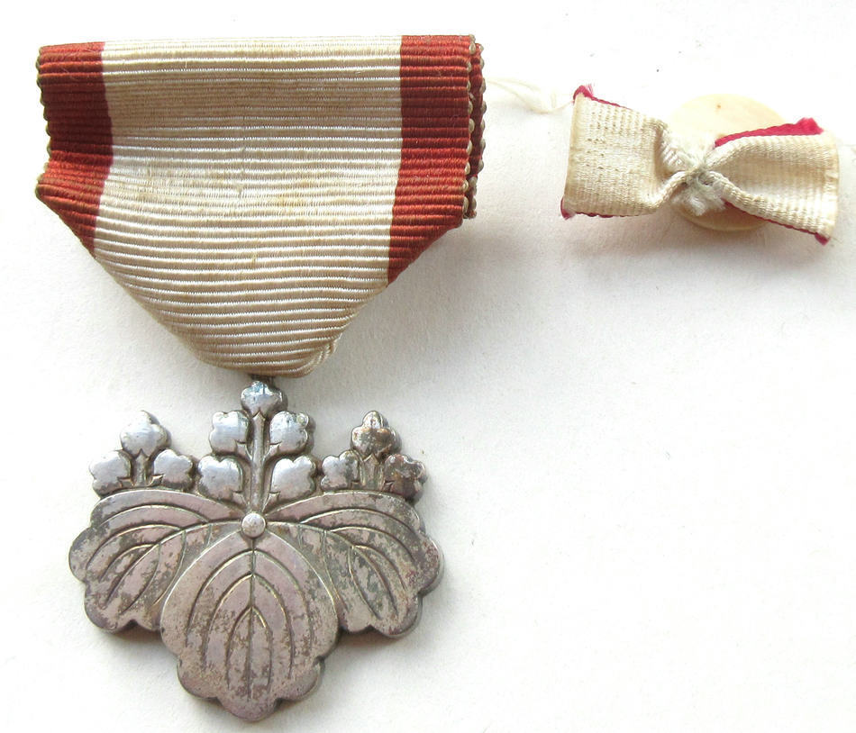 8th class Rising Sun Order in  Early Square Lacquer Case.jpg