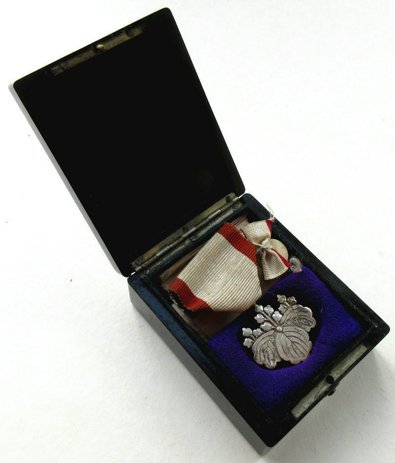 8th  class  Rising Sun Order in Early Square Lacquer Case.jpg