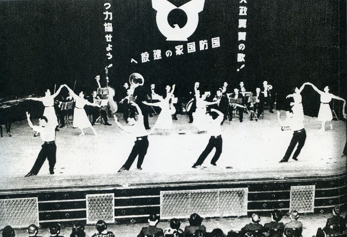 Announcement_ceremony_of_Taisei-yokusan_no_Uta.jpg