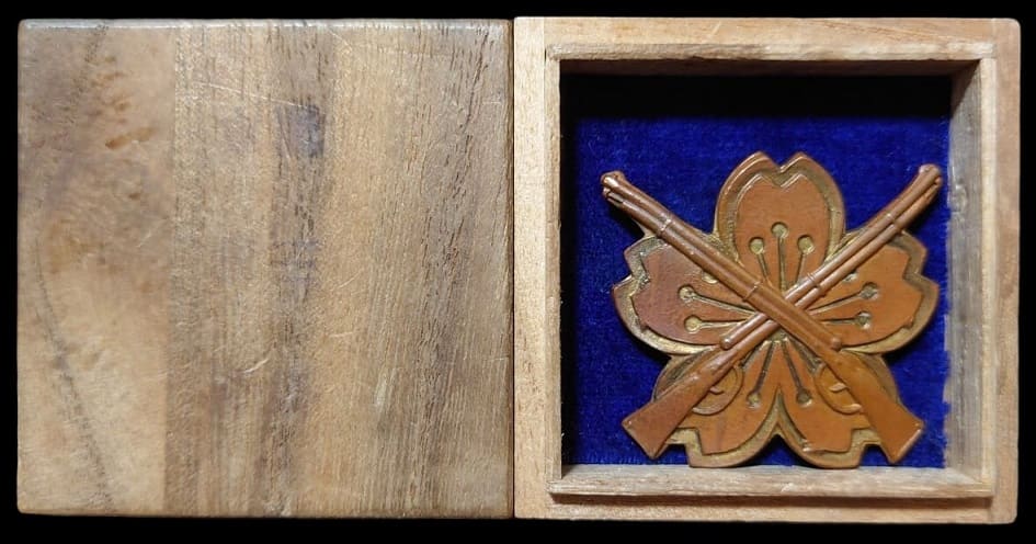 Army Marksmanship Badge  made by Munitions Manufacturing Co., Ltd.jpg