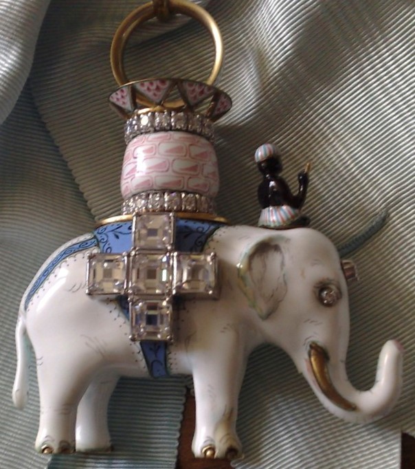 Badge bearing the cypher of Queen Margrethe II of Denmark.jpg
