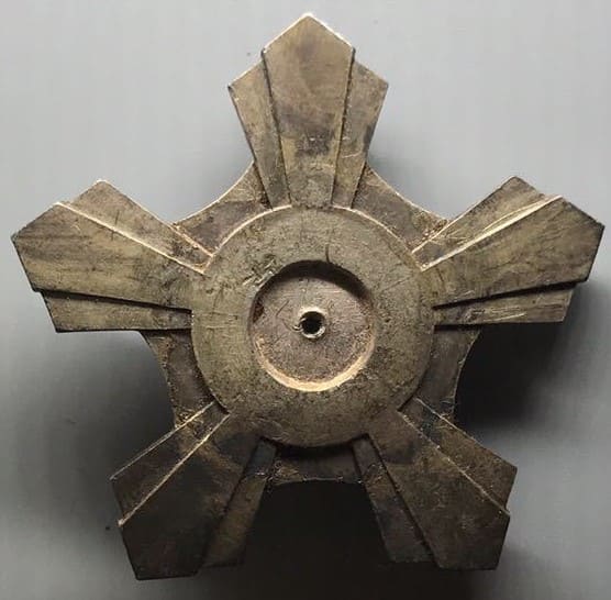 Badge of 1st variation with lost central medallion.jpg