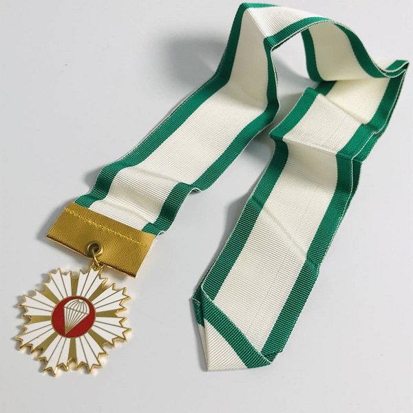 Badge of All Japan Paratroopers Association 全日本空挺同志会章.jpg