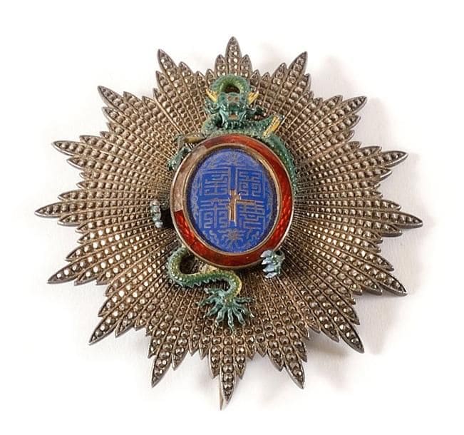 Breast star LEMAITRE & FILS à PARIS.jpg