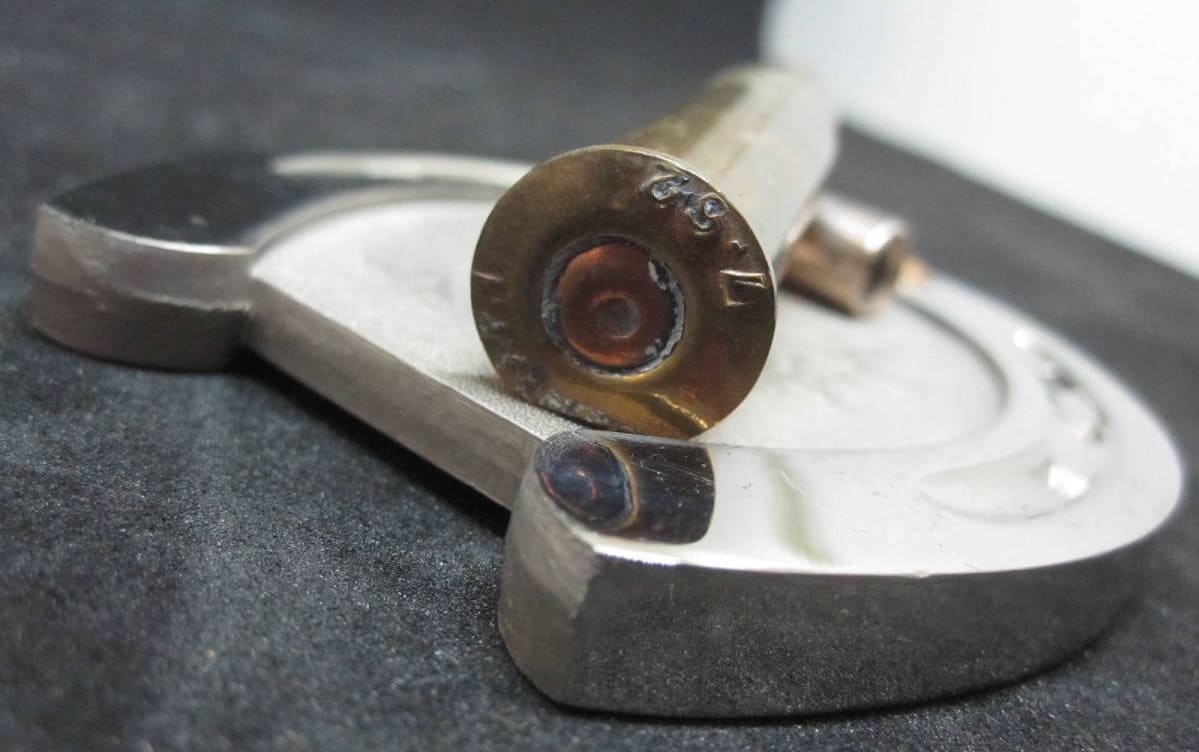 Bullet  Case on a Horseshoe Commemorative Paperweight 蹄鉄型記念文鎮.jpg