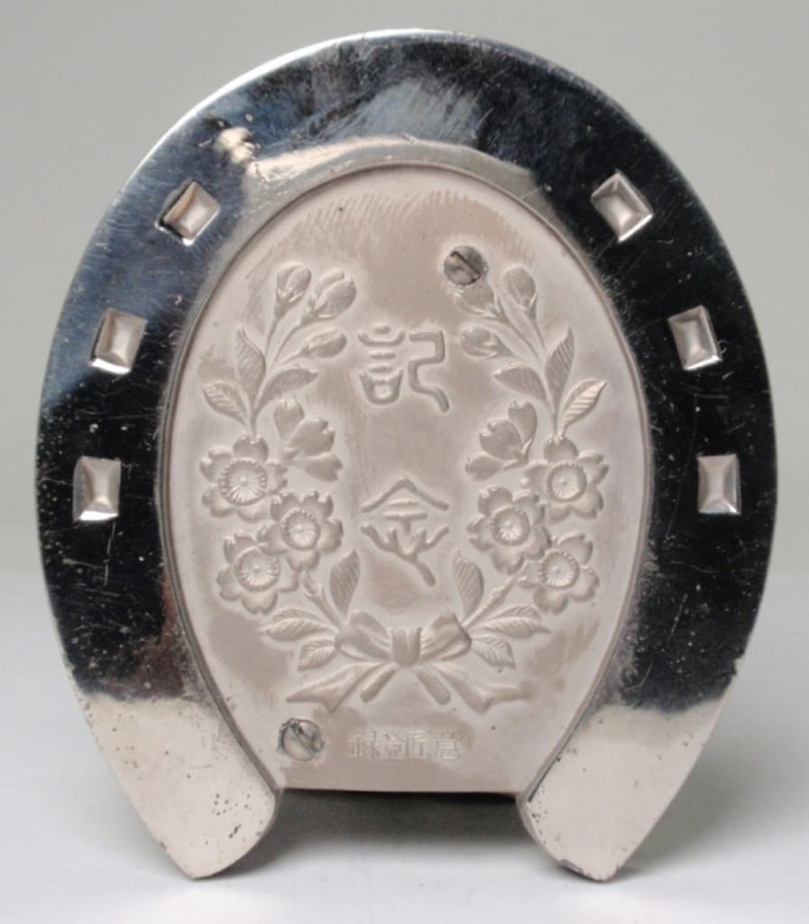 Bullet  Case on a Horseshoe Commemorative Paperweight 蹄鉄型記念文鎮.jpg