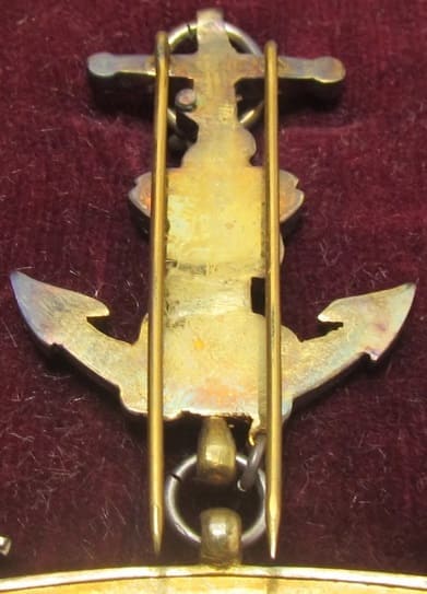 Cased 1st class badge made by Tokyo  Medal Works.jpg