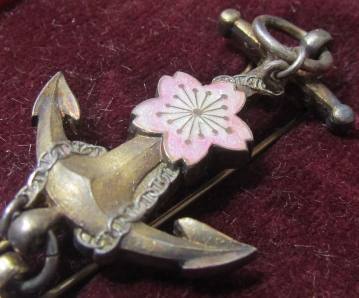 Cased 1st class badge made by Tokyo Medal  Works.jpg