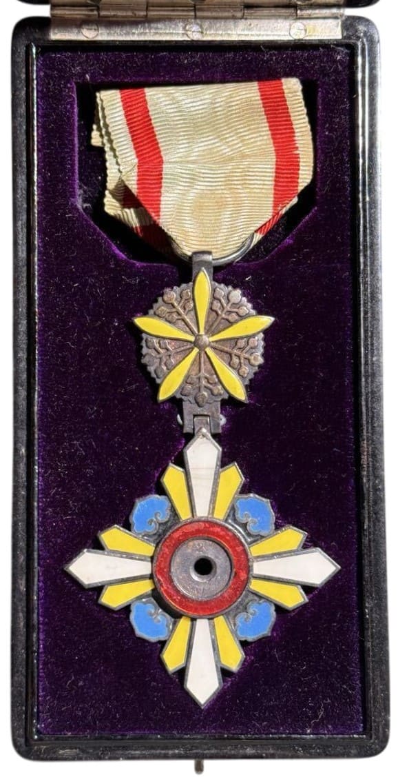 Cased 5th class  order of the Auspicious Clouds with technical mark 2.jpg