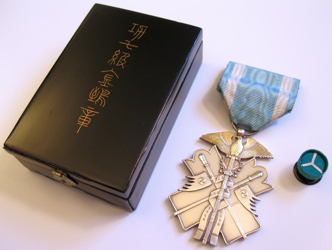 Cased 7th class Golden Kite order marked with ヒ.jpg
