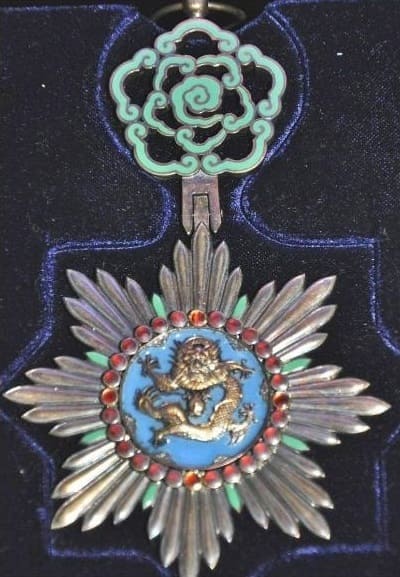 Cased Order_of the Illustrious Dragon.jpg