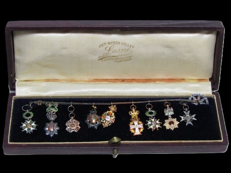 Chain of japanese miniatures made by Halley Lasne, Paris.jpg