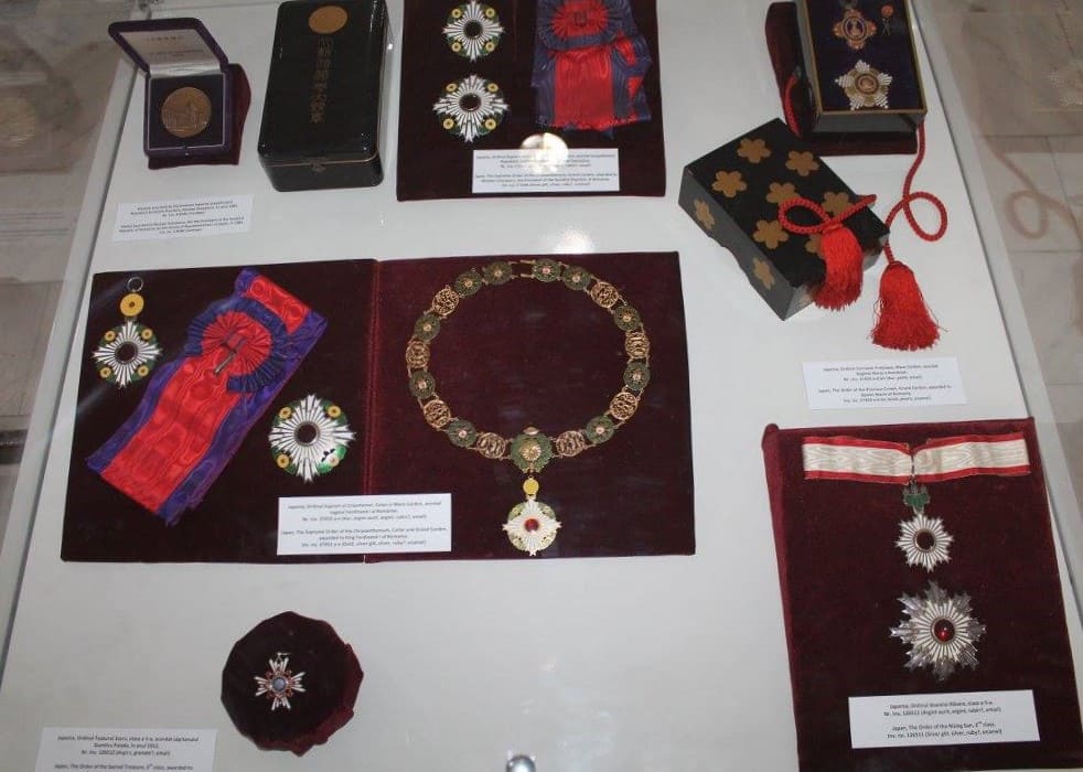 Collar and Grand Cordon of the  Order of the Chrysanthemum of Ferdinand I of Romania.jpg