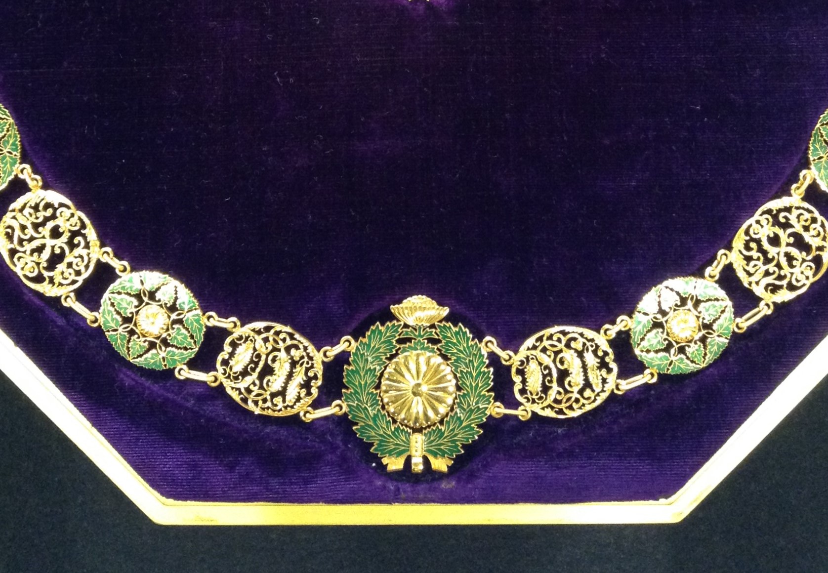 Collar_of_the_Supreme_Order_of_the_Chrysanthemum_001.jpg