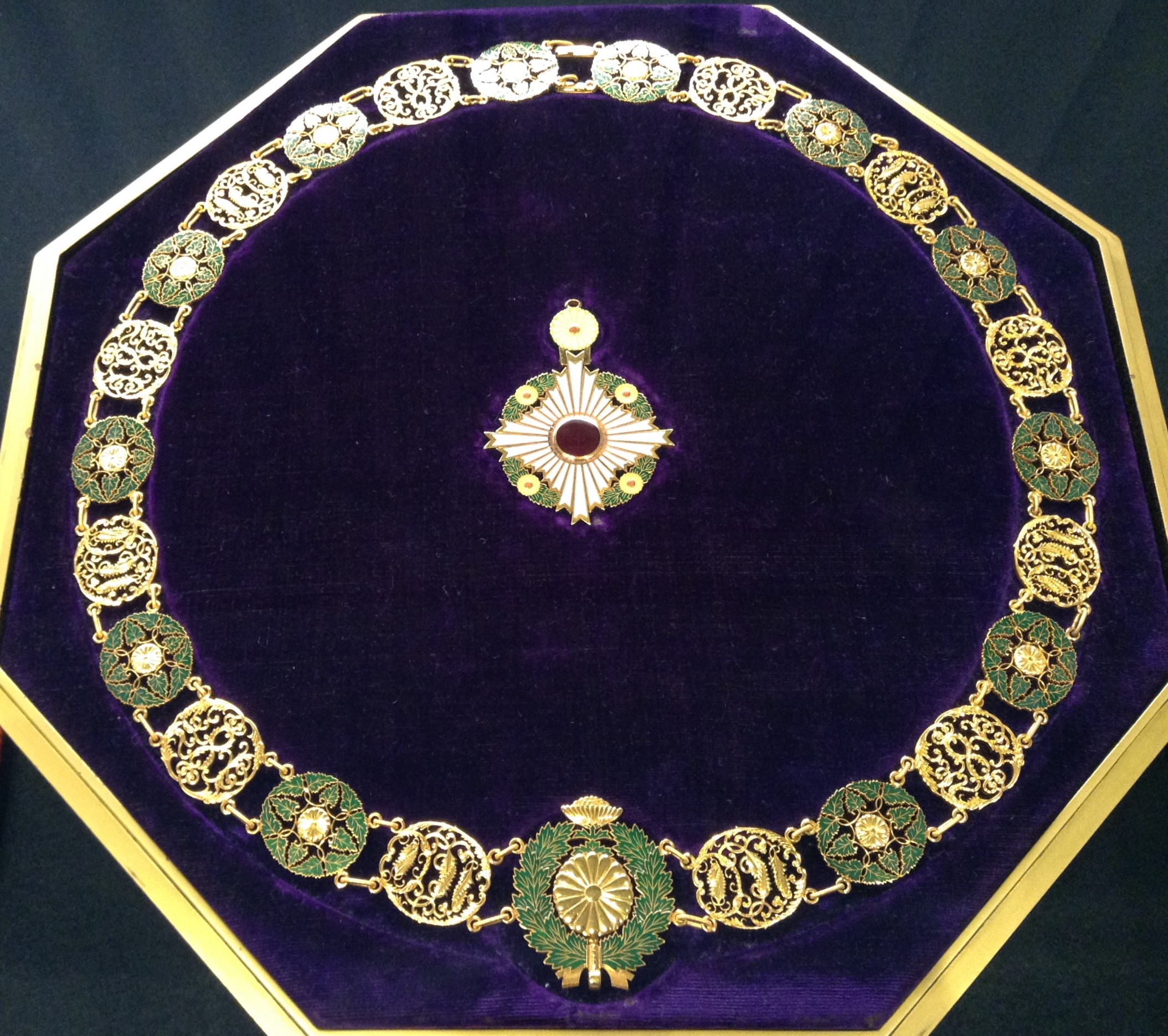 Collar_of_the_Supreme_Order_of_the_Chrysanthemum_004.jpg