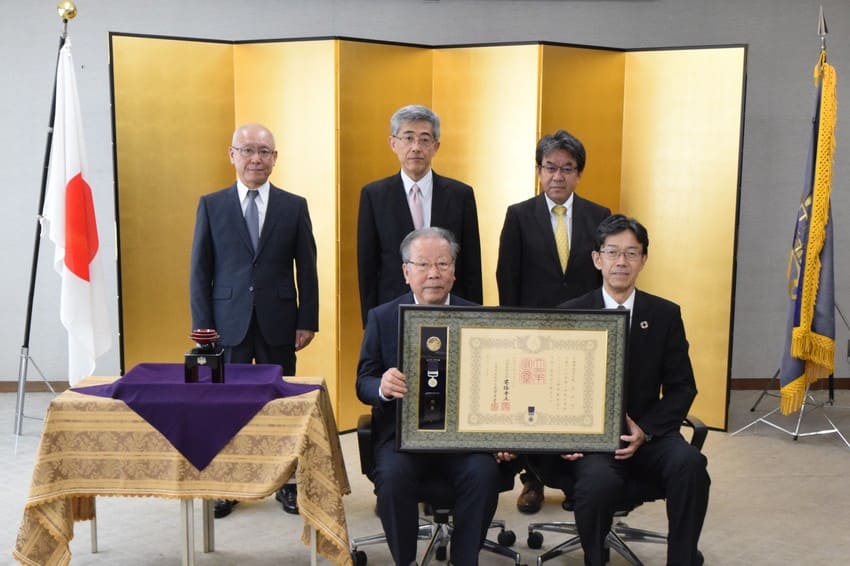 Commemorative photo at the Medal with Dark Blue Ribbon ceremony.jpg