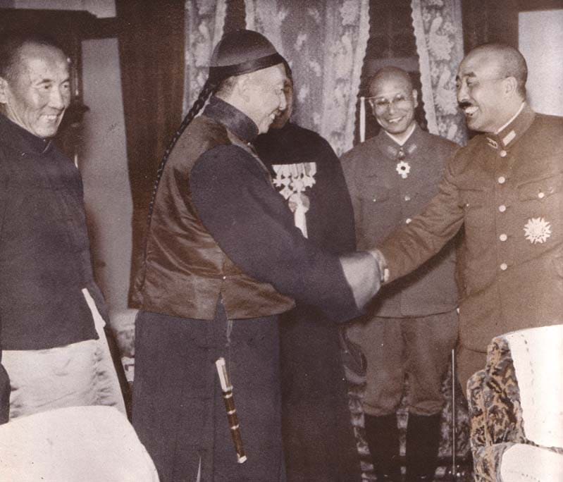 Demchugdongrub meets with Seishiro Itagaki, December 1938.jpg