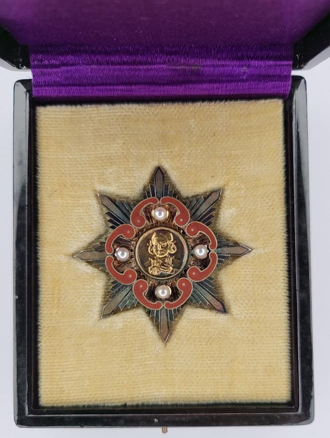勤労顕功章  Distinguished Diligent  Labor Badge.jpg