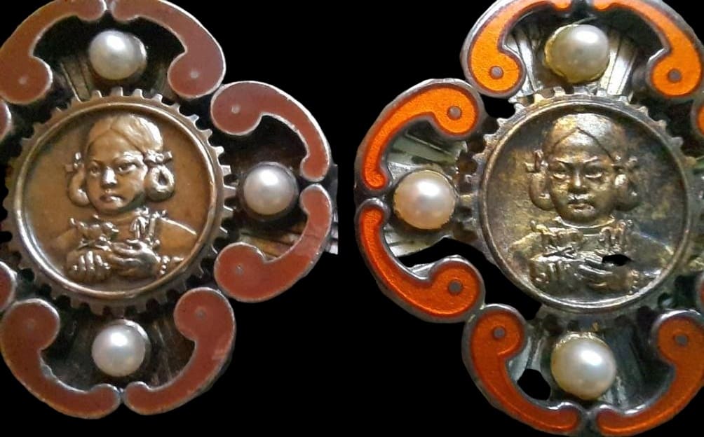 勤労顕功章  Distinguished Diligent  Labor Badge.jpg