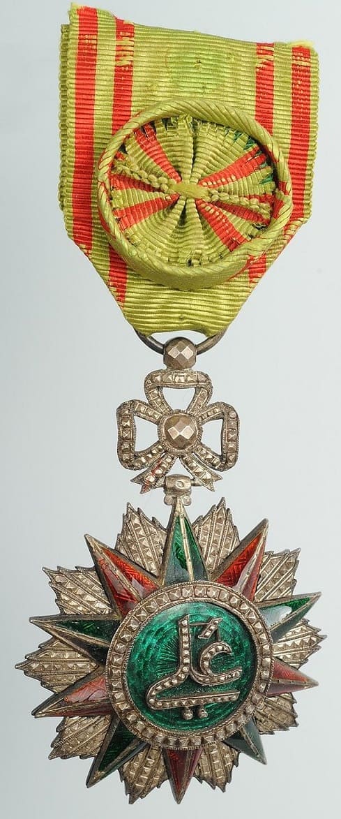 Engraved 4th class Nishan-Iftikar from the reign of Ali Bey (1882-1902).jpg
