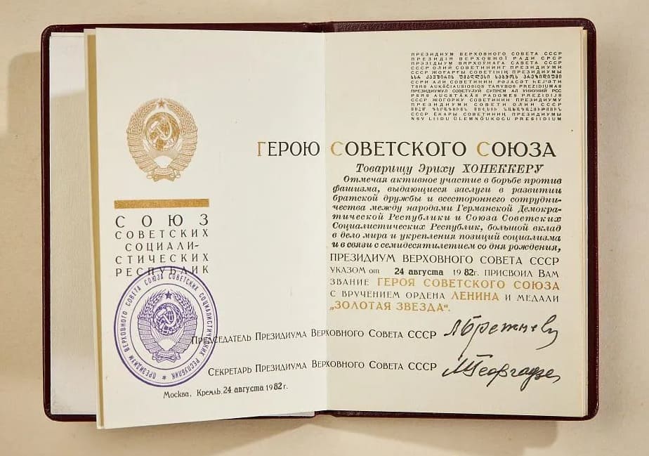Erich Honecker's Hero of the  Soviet Union Golden Star Medal.jpg