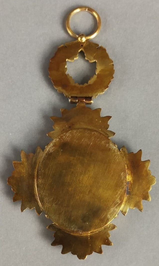 fake  1st class Order of the Precious Crown.jpg