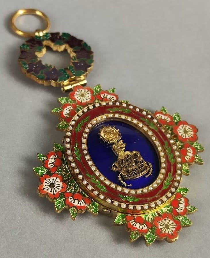 fake 1st  class  Order of the Precious Crown.jpg