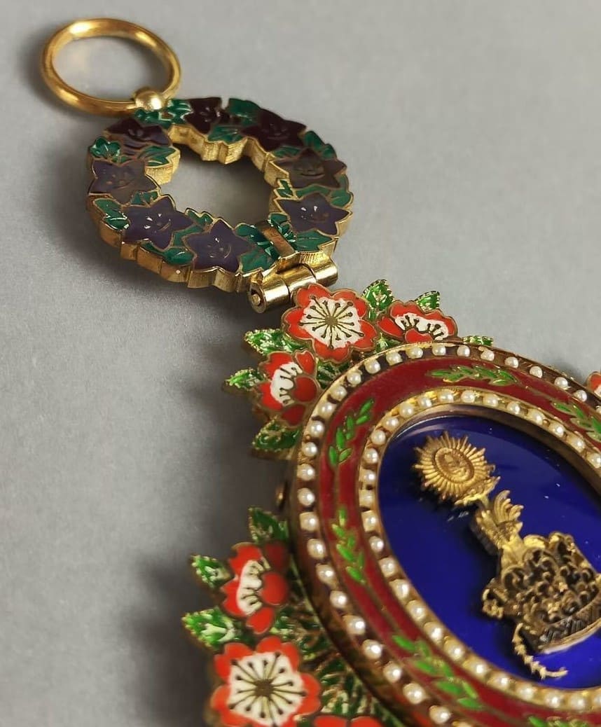 fake 1st class Order of the  Precious  Crown.jpg