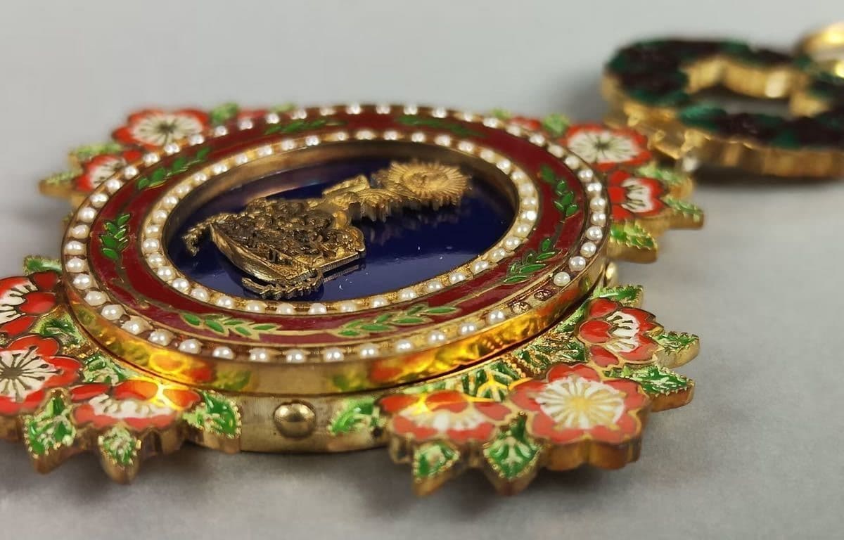 fake 1st class  Order of the Precious Crown.jpg