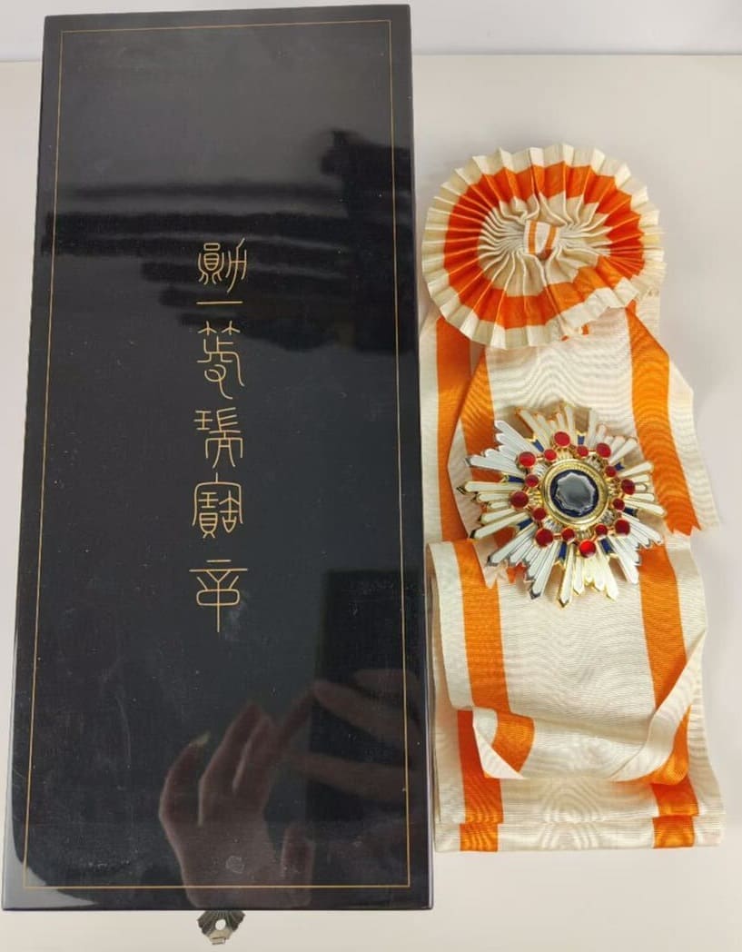 Fake 1st class Sacred Treasure order.jpg