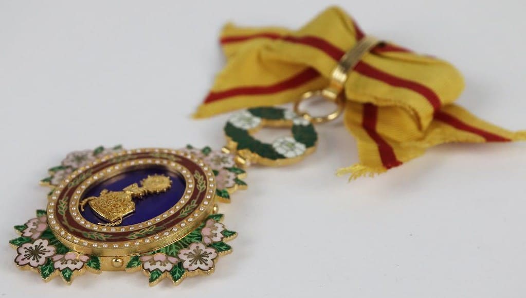 Fake 2nd class   order of the Precious Crown.jpg