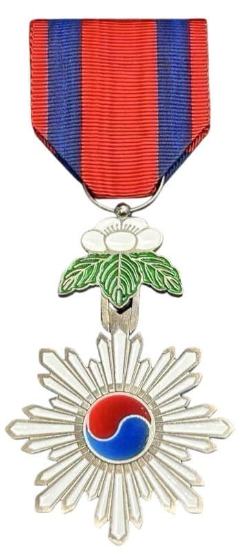Fake 6th class Order of Taeguk.jpg