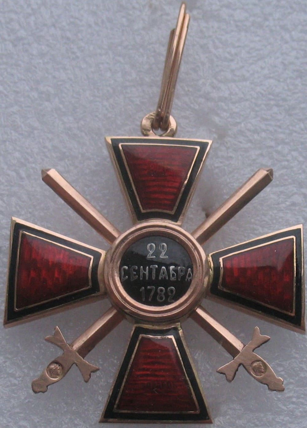Fake Eduard  4th class Saint Vladimir order with swords in gold.jpg