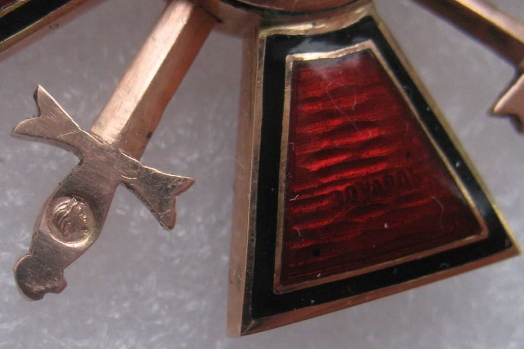 Fake Eduard 4th  class  Saint Vladimir order with swords in gold.jpg