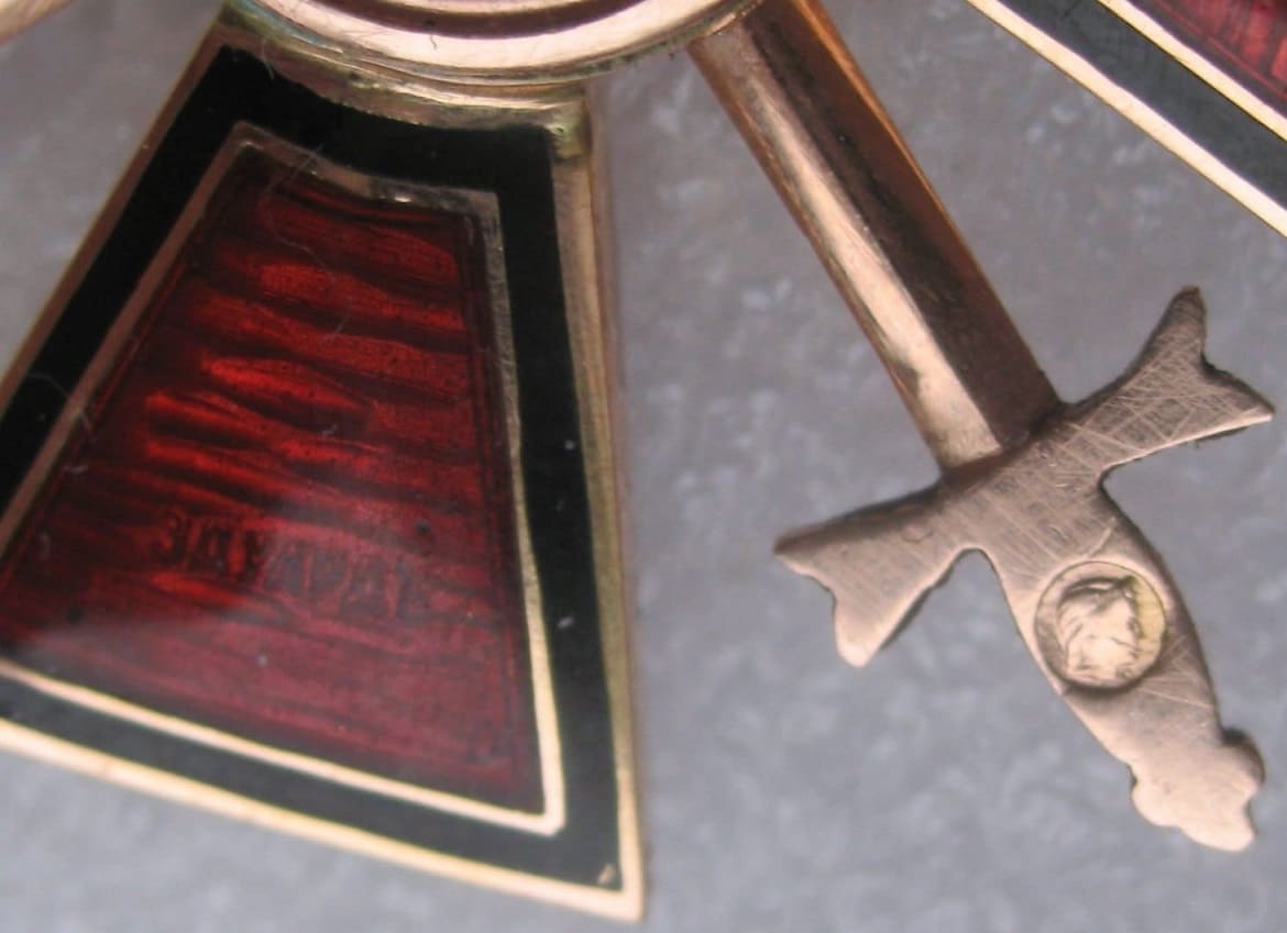 Fake Eduard 4th class Saint  Vladimir order with swords in gold.jpg