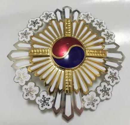 Fake Grand  Order  of the Golden Ruler breast star.jpg
