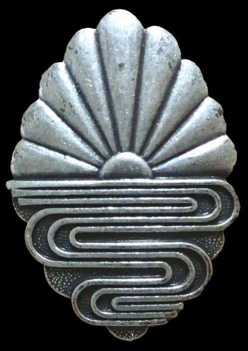 Fake-kikusui-floating-chrysanthemum badge.jpg