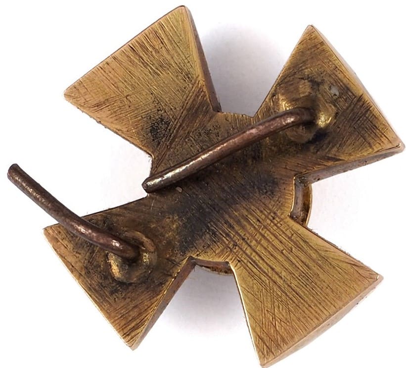 Fake  St.George cross that try to imitate Eduard-made cross.jpg