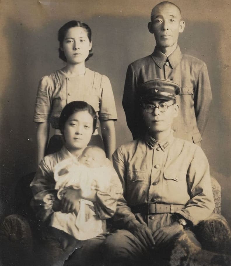 Family Photo of Japanese  Soldier.jpg