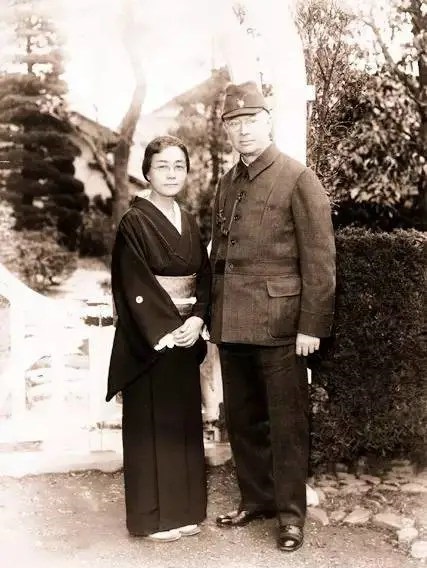 国民服儀礼章フォト.jpg