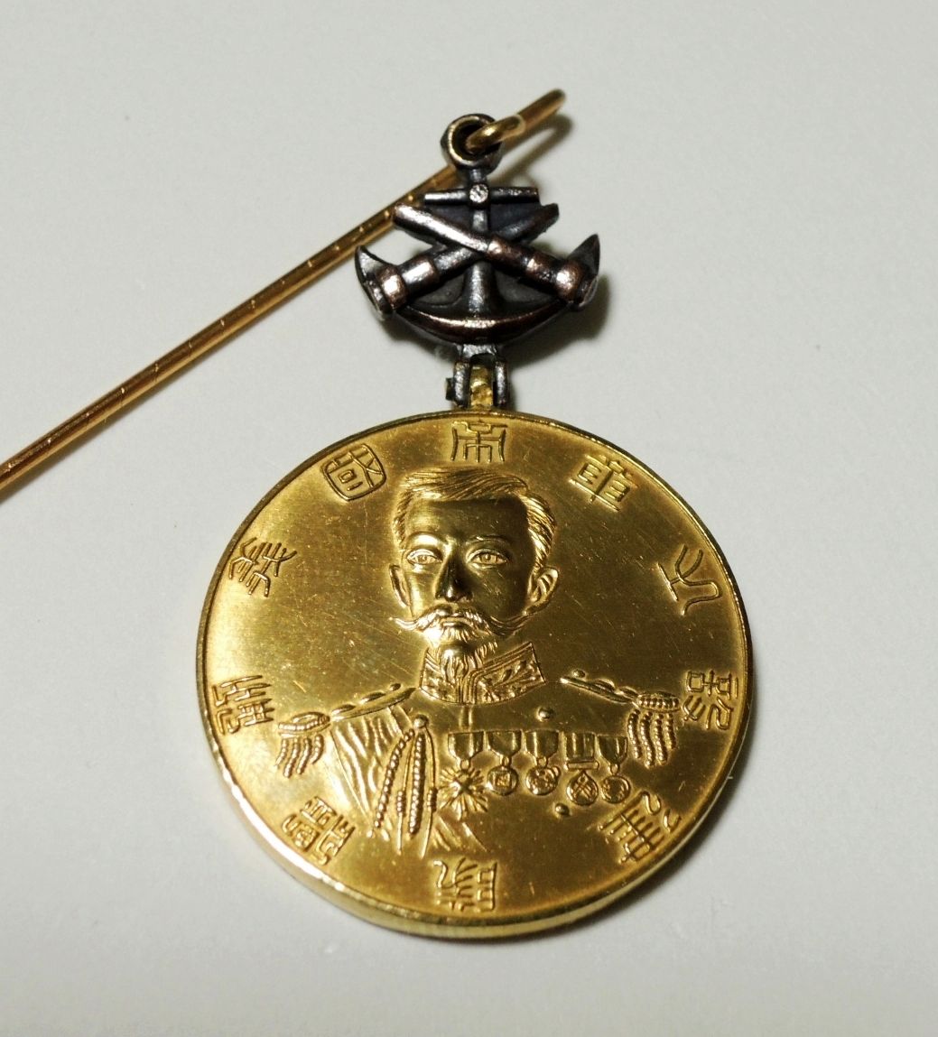 Gilded badge with black suspension 全部金色中鉤黑色.JPG