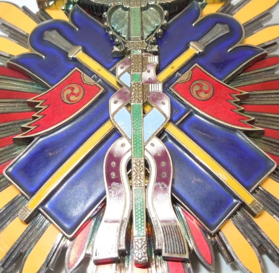 Golden Kite Order  Breast Star from the Showa era.jpg