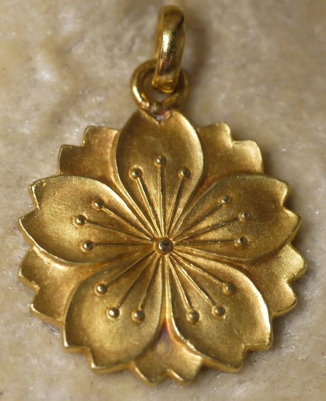 Golden Watch Fob of Kazoku Kaikan.jpg