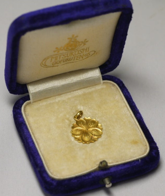 Golden Watch Fob of  Kazoku Kaikan.jpg