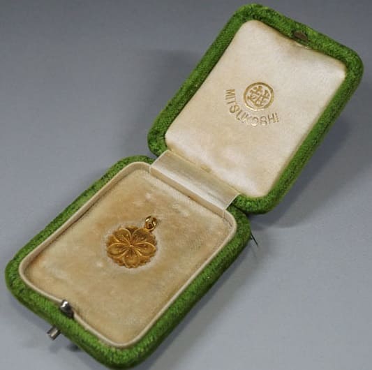 Golden_Watch Fob of Kazoku Kaikan.jpg
