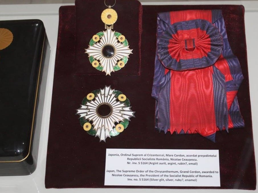 Grand Cordon of the Order of the Chrysanthemum awarded to Nicolae Ceaușescu.jpg
