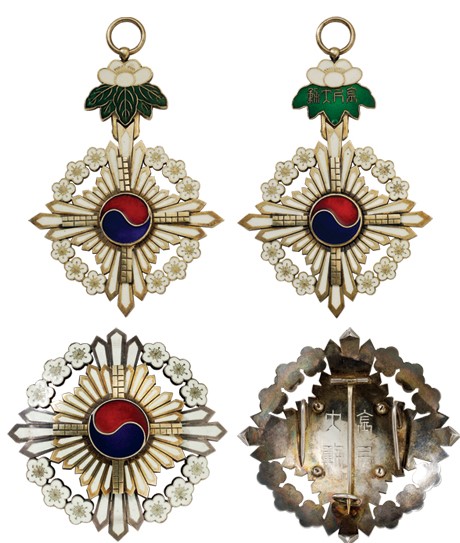Grand Order of the Golden Ruler대훈위금척대수장大勳位金尺大綬章.jpg