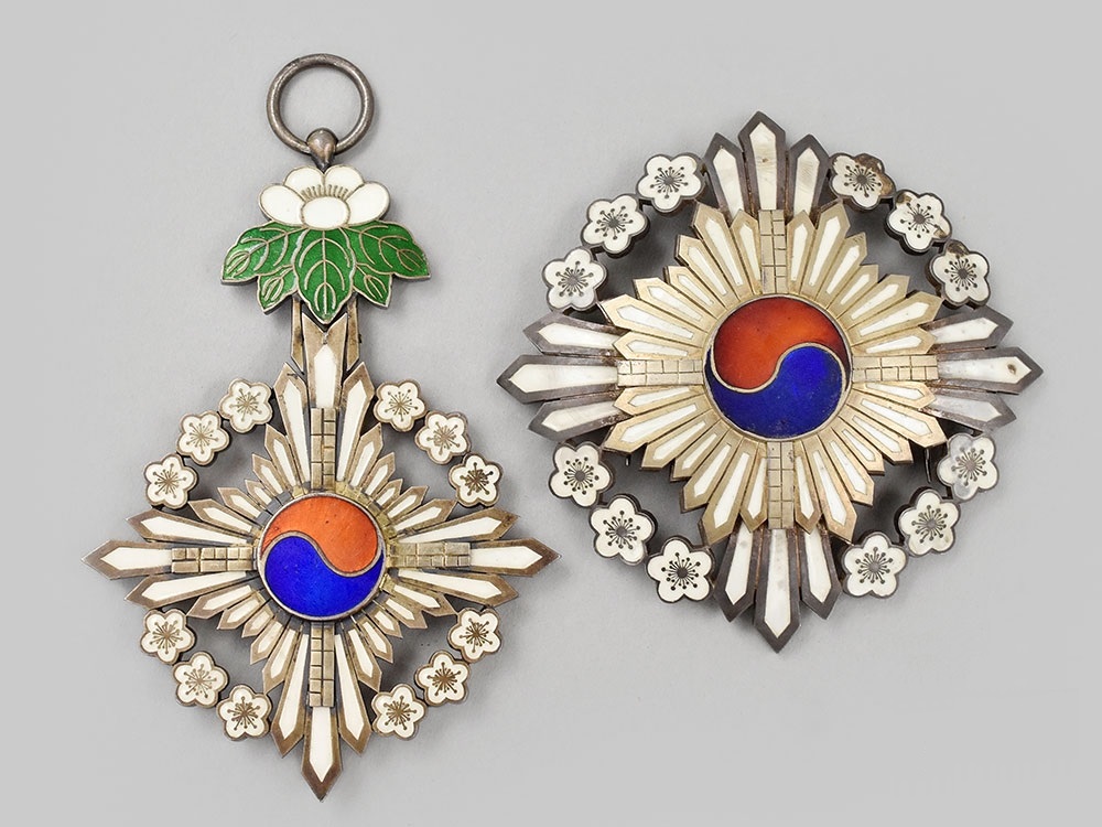 Grand Order of the Golden Ruler 대훈위금척대수장.jpg