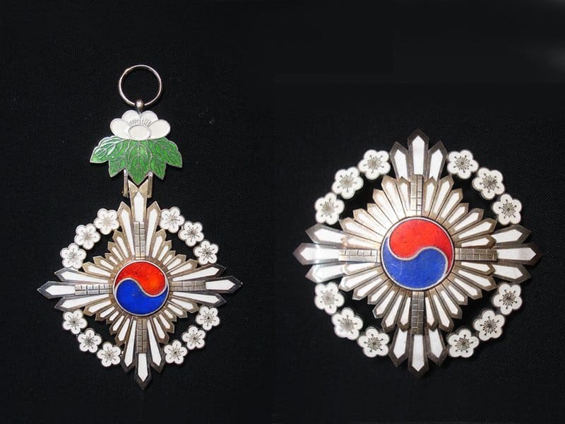 Grand Order of the Golden Ruler 대훈위금척대수장大勳位金尺大綬章.jpg