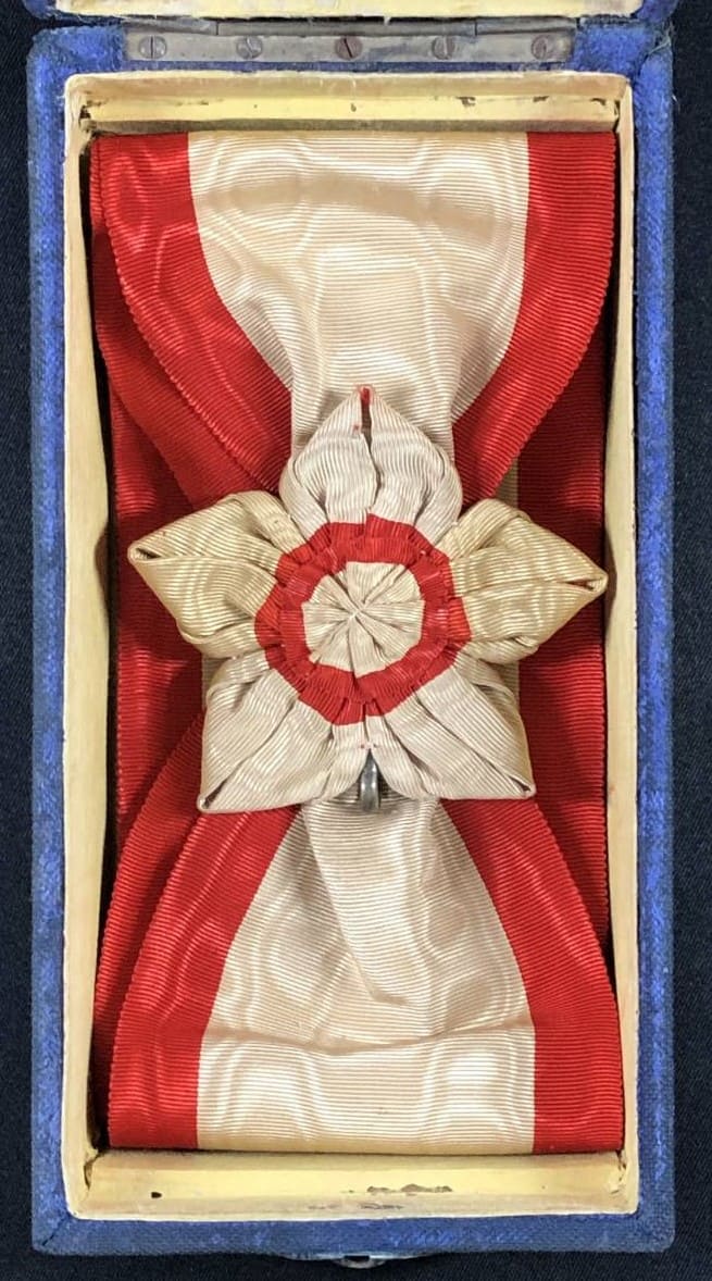 Grand Order of  the Golden  Ruler대훈위금척대수장大勳位金尺大綬章.jpg